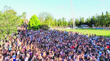 El Seven del Plumazo congrega cada temporada a una multitud en el predio del club Estudiantes.