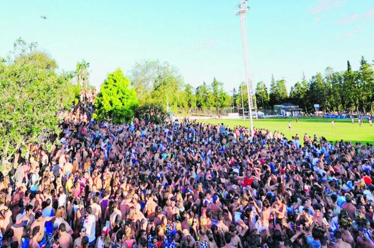 El Seven del Plumazo congrega cada temporada a una multitud en el predio del club Estudiantes.