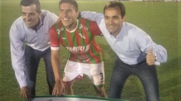 El Banco Santa Fe le otorgó un cheque de 1.500.000 pesos a la entidad vencedora de la competencia. Gentileza: prensa Nueva Comunicación.