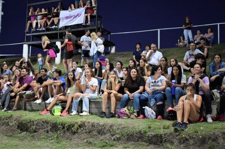 La concurrencia a las canchas no decayó con el rigor del sol y explotó en la noche. Mirador Entre Ríos acompañó la movida. Gentileza Prensa APH