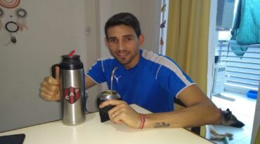 El futbolista surgido de la cantera rojinegra acompaña sus tardes en Santiago del Estero tomando mate. En el termo luce el escudo de Patronato.