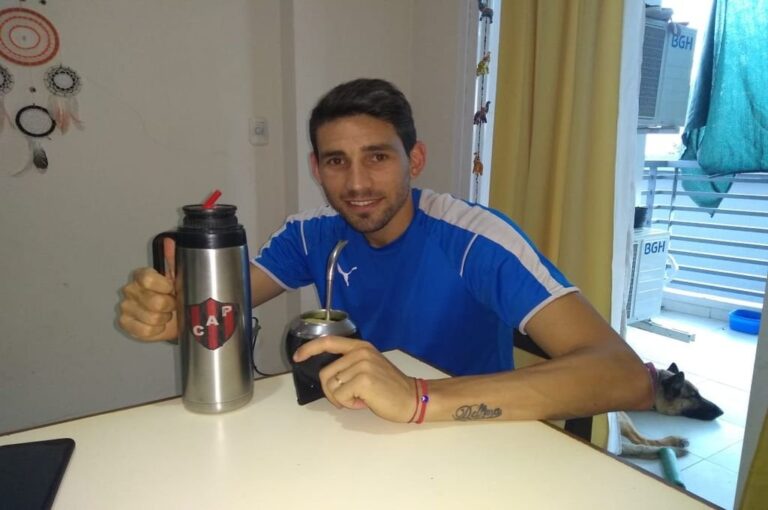 El futbolista surgido de la cantera rojinegra acompaña sus tardes en Santiago del Estero tomando mate. En el termo luce el escudo de Patronato.