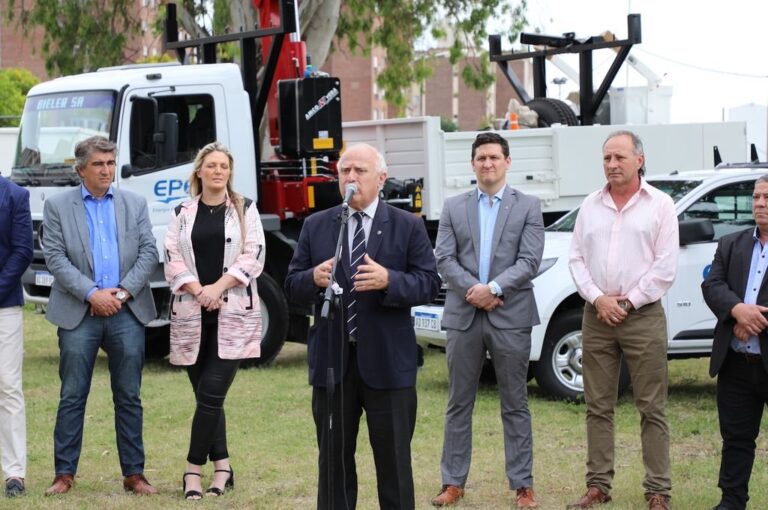 Lifschitz encabezó la entrega de móviles a la EPE. Gentileza: prensa Gobierno de Santa Fe.