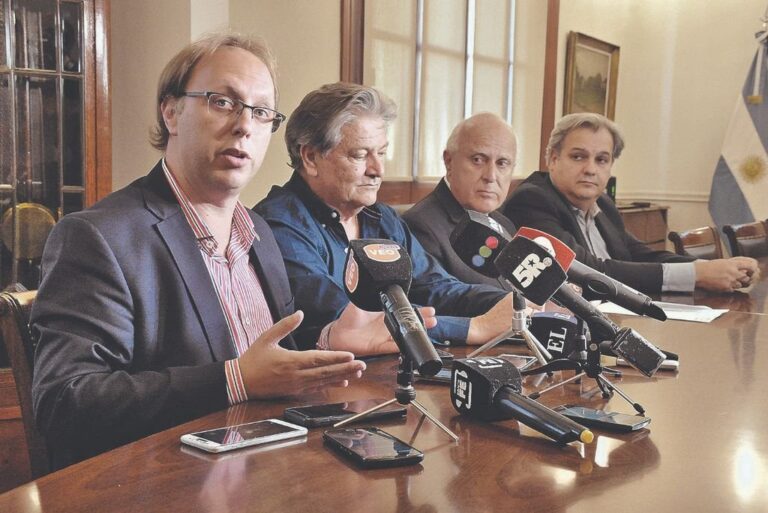 Saglione firmó el mensaje del presupuesto junto a su par Farías y el gobernador Miguel Lifschitz. En la foto también el vicegobernador Fascendini. Luis Cetraro.