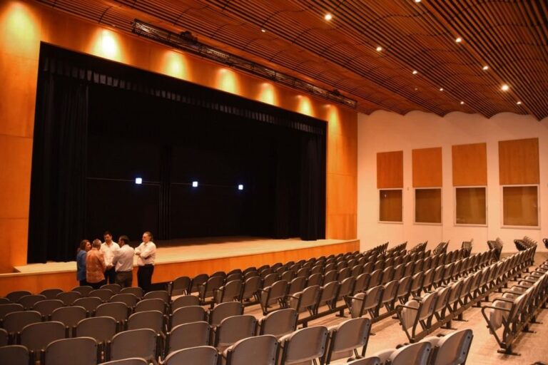 El auditorio cuenta con 250 butacas