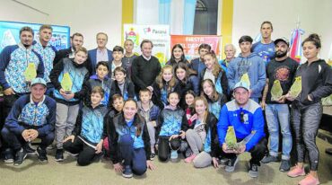Deportistas destacados reciben su premio 'Aníbal Sánchez'. Una forma de honrar a un basquetbolista que tuvo un paso fugaz pero determinante para la historia del básquet entrerriano. Gentileza Municipalidad de Paraná