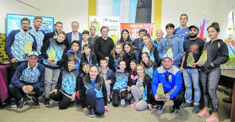 Deportistas destacados reciben su premio 'Aníbal Sánchez'. Una forma de honrar a un basquetbolista que tuvo un paso fugaz pero determinante para la historia del básquet entrerriano. Gentileza Municipalidad de Paraná