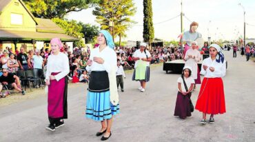 En el desfile de la Fiesta Nacional de la Colonización se evocaron diferentes escenas