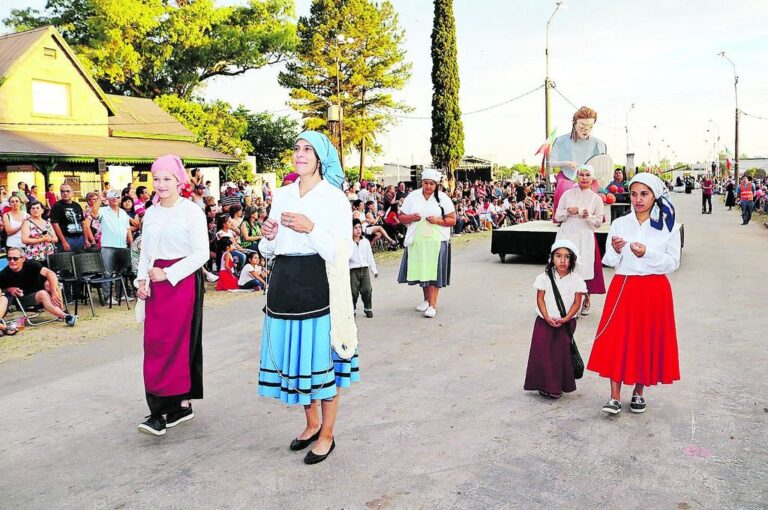 En el desfile de la Fiesta Nacional de la Colonización se evocaron diferentes escenas
