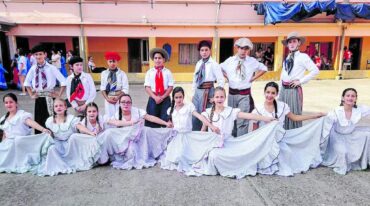 Las danzas folclóricas también estuvieron presentes en el certamen
