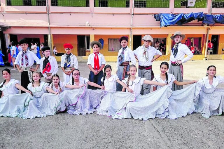 Las danzas folclóricas también estuvieron presentes en el certamen