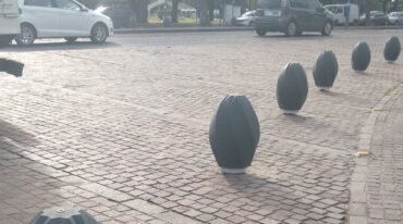 A menos de diez días de inaugurados los bolardos que recorren la circunferencia del tradicional espacio rosarino