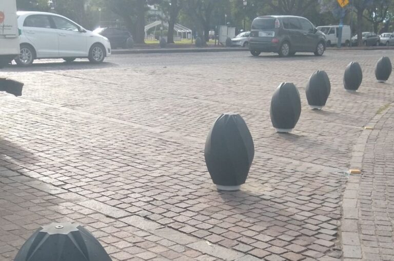 A menos de diez días de inaugurados los bolardos que recorren la circunferencia del tradicional espacio rosarino