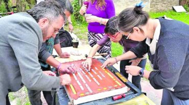 Construcción comunitaria de la Baldosa de la Memoria de Teresita Soria. Participaron familiares