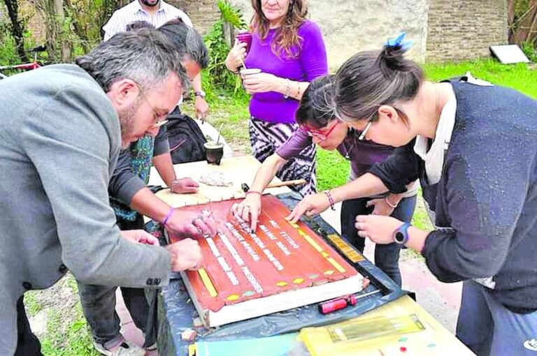Construcción comunitaria de la Baldosa de la Memoria de Teresita Soria. Participaron familiares