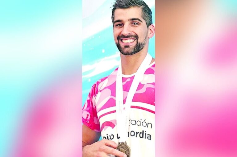 Matías Penco posa orgulloso con la medalla de oro obtenida en el Sudamericano de Asunción
