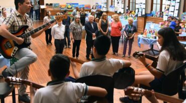 El gobernador visitó la escuela Normal 2