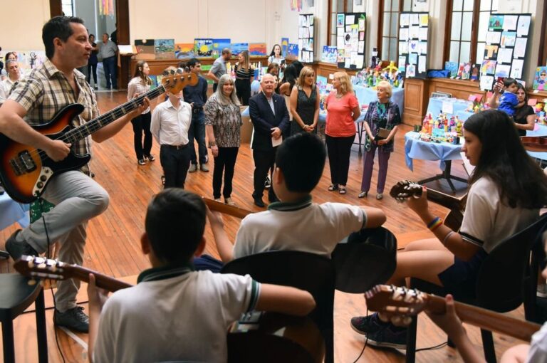 El gobernador visitó la escuela Normal 2