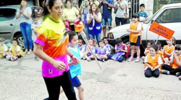Los alumnos pasearon la 'antorcha olímpica' por las calles de Villaguay.
