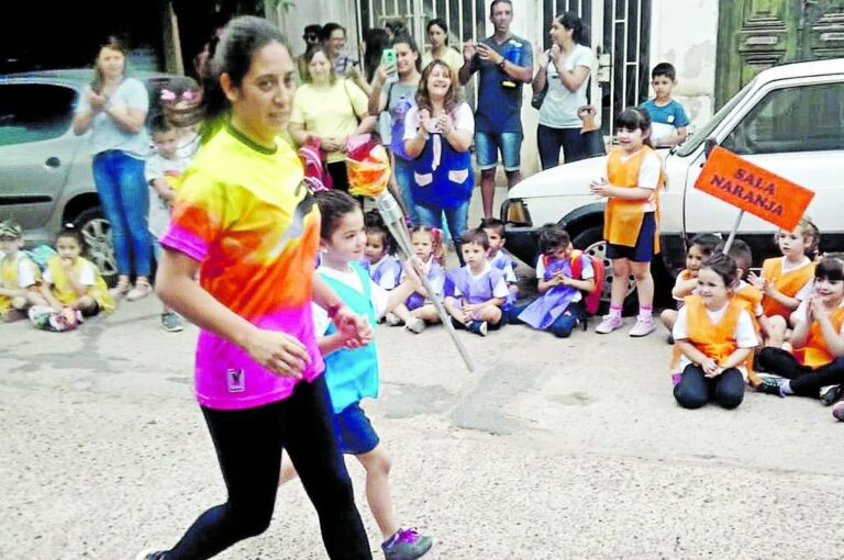 Los alumnos pasearon la 'antorcha olímpica' por las calles de Villaguay.