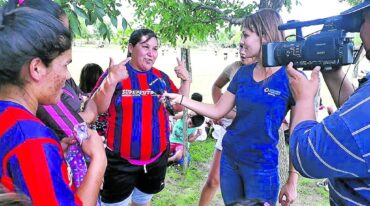 La periodista de TyC Sports Jessica Dorado realizando notas en San José de Feliciano para el proyecto Jugando es Mejor.