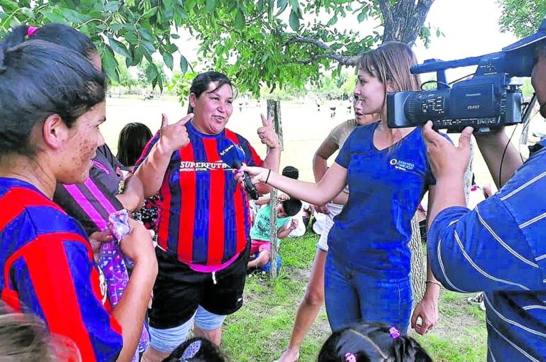 La periodista de TyC Sports Jessica Dorado realizando notas en San José de Feliciano para el proyecto Jugando es Mejor.