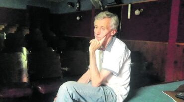Omar Bordcard en su sala. Un hombre sencillo
