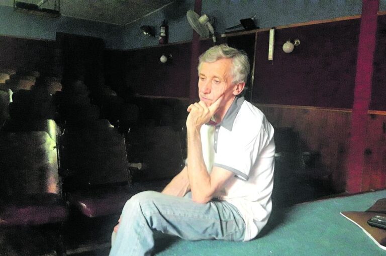 Omar Bordcard en su sala. Un hombre sencillo