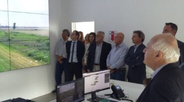 El gobernador observó el trabajo del centro de control. Gentileza: prensa Gobierno de Santa Fe.