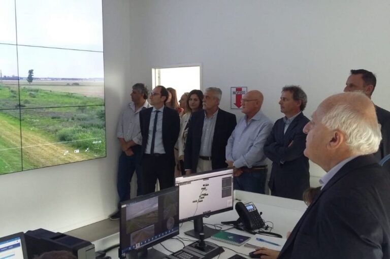 El gobernador observó el trabajo del centro de control. Gentileza: prensa Gobierno de Santa Fe.
