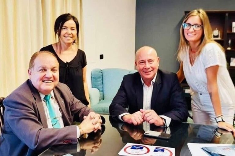 El coordinador del CAU Santa Fe de la universidad y el secretario general de UPCN formalizaron el convenio socioeducativo. Gentileza.