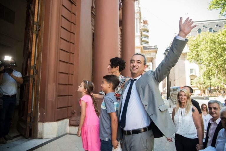 Pablo Javkin entra al Palacio de los Leones por primera vez como intendente. Marcelo Manera.