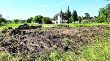 El sector destinado a la segunda cancha de césped sintético del PRC comenzó a limpiarse a comienzos de año. Tras la caída del proyecto