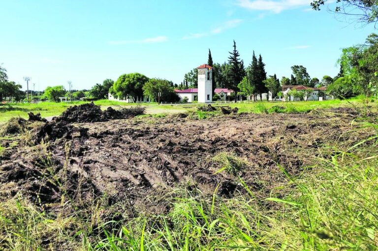 El sector destinado a la segunda cancha de césped sintético del PRC comenzó a limpiarse a comienzos de año. Tras la caída del proyecto