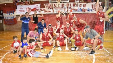 Ganadores. El plantel del Club Atlético Unión festeja tras adjudicarse el Torneo Oficial Dr. Raúl Candioti. Gentileza: prensa ASB.