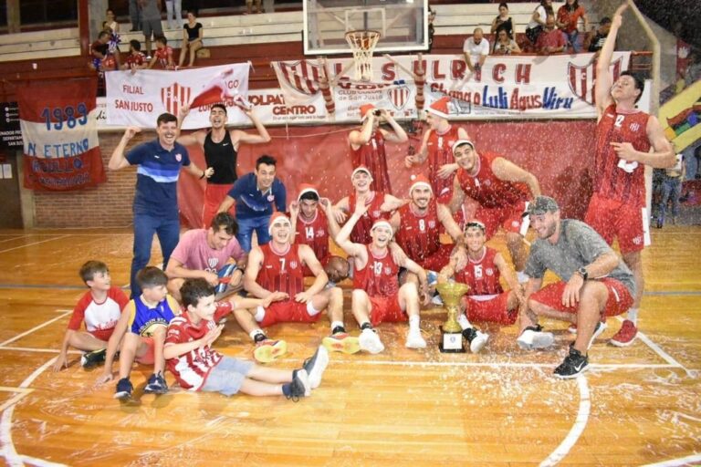 Ganadores. El plantel del Club Atlético Unión festeja tras adjudicarse el Torneo Oficial Dr. Raúl Candioti. Gentileza: prensa ASB.