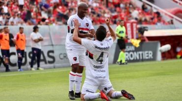 Angelo Gabrielli festeja su gol