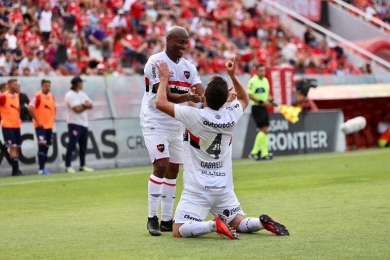 Angelo Gabrielli festeja su gol