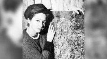 Gloria junto a una de sus obras en los años 60. Facebook Recordando a Gloria Montoya