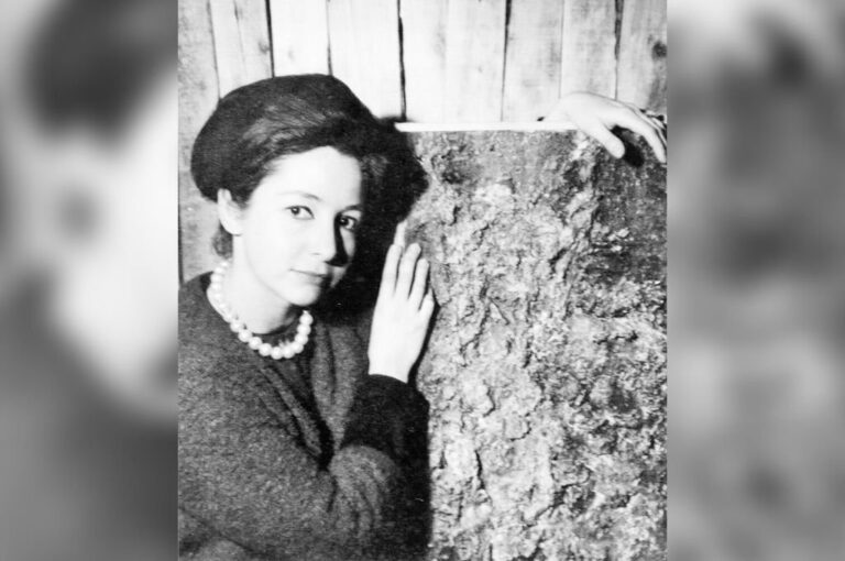 Gloria junto a una de sus obras en los años 60. Facebook Recordando a Gloria Montoya