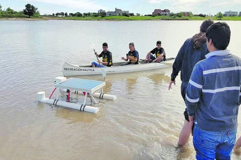 El drone aporta datos en tiempo real del nivel de contaminación del agua. Los estudiantes destacaron el alto nivel de sal que hay en la Laguna del Pescado. Gentileza