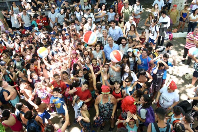 El intendente Javkin estuvo en el Polideportivo Parque del Mercado. Gentileza: prensa Municipalidad de Rosario.