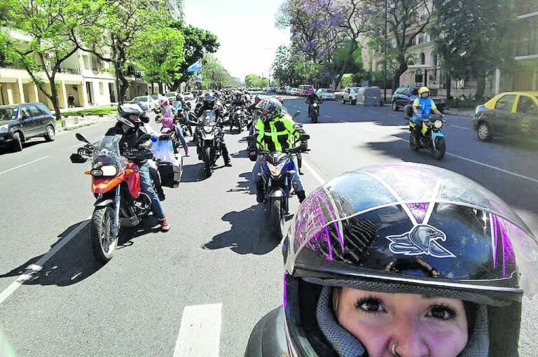 Las mujeres de todo el mundo ruedan por calles de distintos países para que el mercado motor las tenga en cuenta.