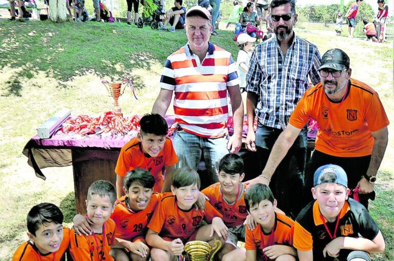Alejandro Schneider junto a los chicos de la categoría 2009 de Naranjitos que se consagró campeón.