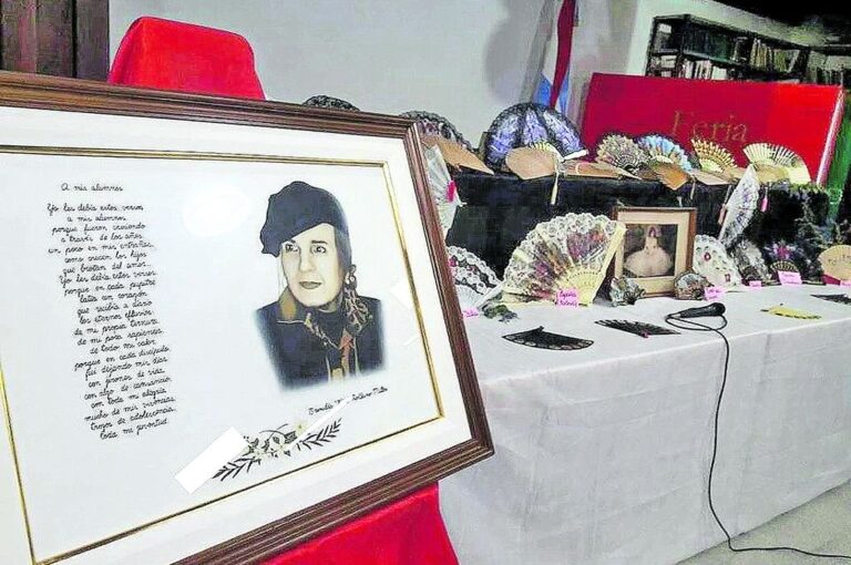 Cuadro con la imagen de la docente que ahora pertenece a la Escuela Normal 'Domingo Faustino Sarmiento' de Federación