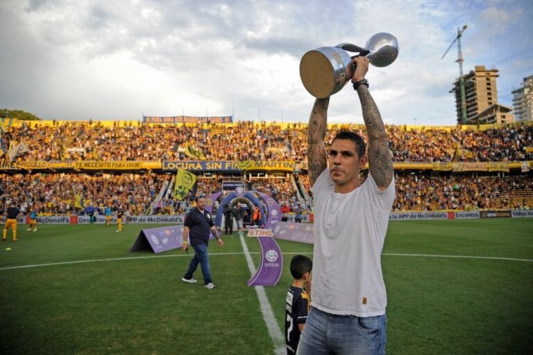 Germán Herrera levanta el trofeo de la Copa Argentina a fines de 2018. Este fue el último título canalla. Archivo/Marcelo Manera.