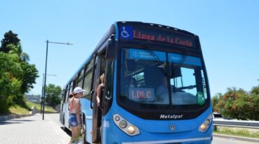 La Línea de la Costa sale todos los días desde avenida Belgrano y Rioja a las 8 de la mañana. En tanto el último coche del día sale desde Costa Alta de lunes a viernes a las 21.25