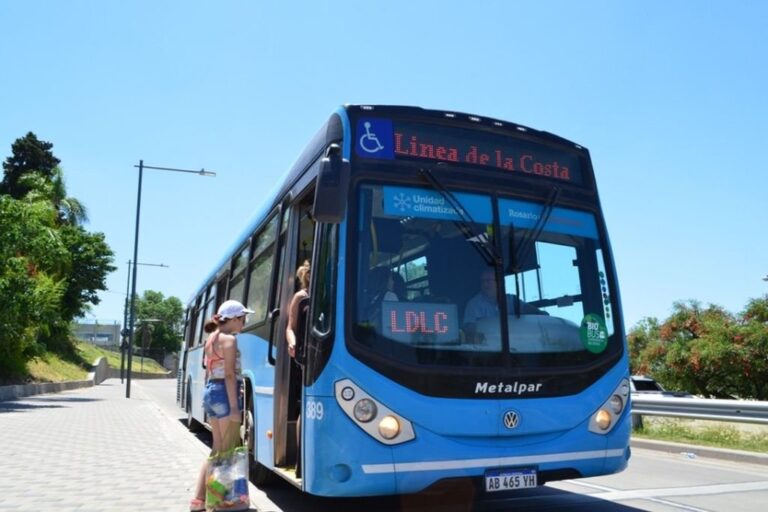 La Línea de la Costa sale todos los días desde avenida Belgrano y Rioja a las 8 de la mañana. En tanto el último coche del día sale desde Costa Alta de lunes a viernes a las 21.25
