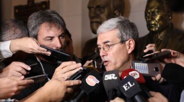 El ministro Agosto brindando declaraciones a los medios de comunicación. Gentileza: prensa Gobierno de Santa Fe.
