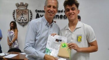 Scarpin felicitó a los cientos de alumnos que también son muy buenos estudiantes y especialmente a los mejores promedios.  Mirador Provincial.